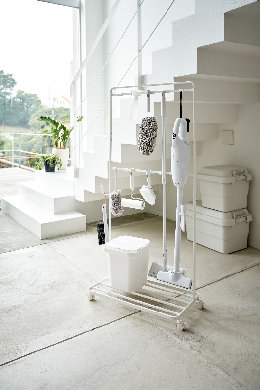 Space-saving storage rack with wheels